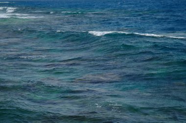 Mavi deniz suyu. Doğal arkaplan için okyanus yüzeyi.