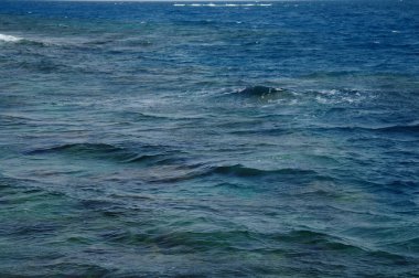 Mavi deniz suyu. Doğal arkaplan için okyanus yüzeyi.