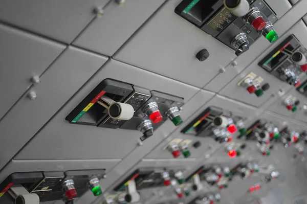 Aparatos eléctricos, panel de interruptores eléctricos industriales de la central eléctrica — Foto de Stock