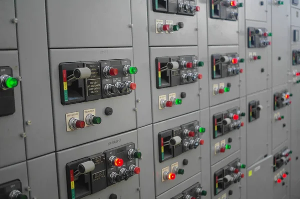 Aparatos eléctricos, panel de interruptores eléctricos industriales de la central eléctrica — Foto de Stock