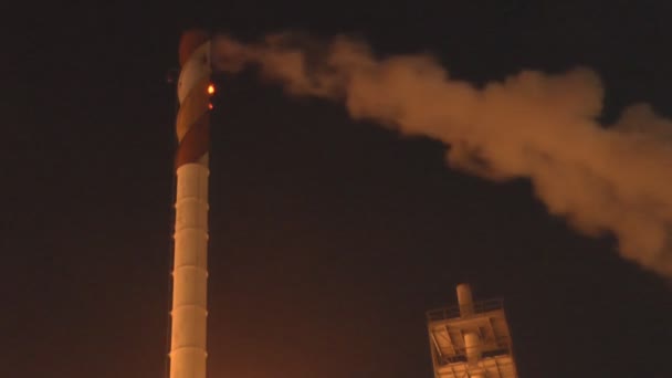 Chimenea de fábrica con humo por la noche — Vídeo de stock