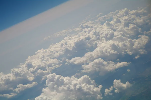 Nuages et ciel bleu vus de l'avion — Photo