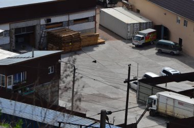 Bu resim bir ambar Avlunun ortasında oturan bir köpek gösteriyor