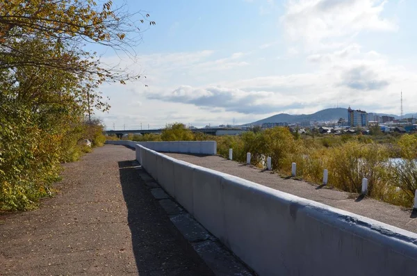 Resim Bir Korkuluk Arasında Iki Yolu Gösteriyor — Stok fotoğraf