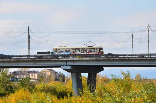 Esta Foto Mostra Bonde Que Vai Com Ônibus Uma Ponte — Fotografia de Stock