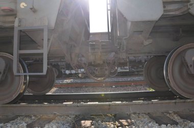 Bu resim bir trenin bağlı konteyner gösteriyor