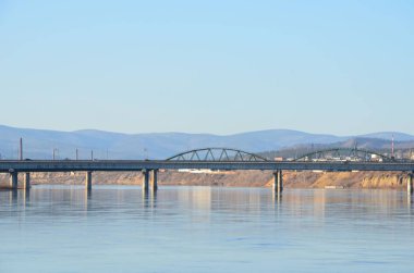 Nehrin üzerindeki köprü.