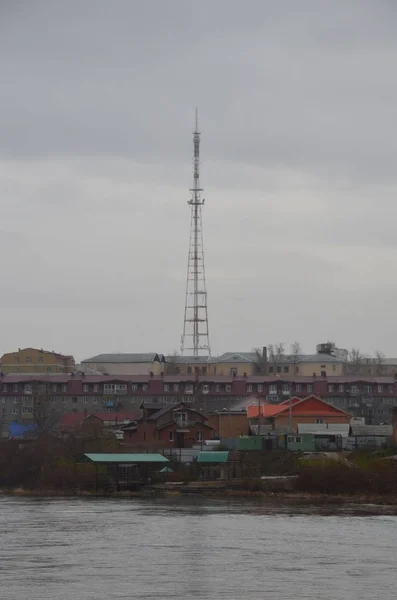 这张照片显示了一个电视发射机塔与大厦在前景 — 图库照片