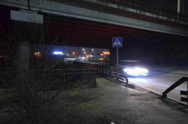 Köprü altında araba sürme