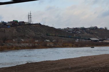 Bu resmi bir tren kuyruk bir nehir ile ön plan üzerinde gösterir.