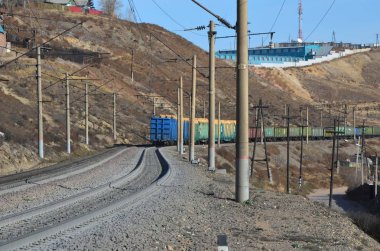 Bu resim giden bir tren kuyruk gösteriyor
