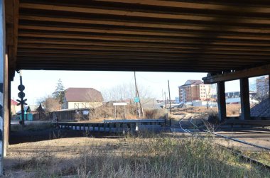 Bu resmi bir köprü alt demiryolu ile gösterir