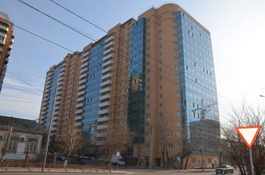 Bu resim yeni bir sağlam bina gösteriyor