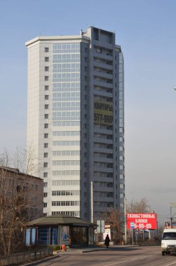 Bu resim yüksek modern bir binada gösteriyor