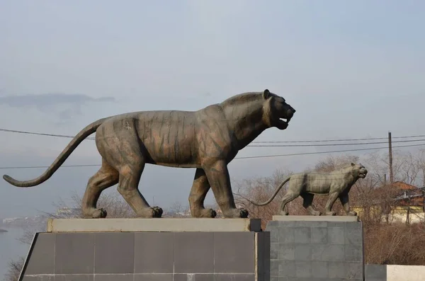 Zdjęcie Pokazuje Pomnik Parę Tygrysów — Zdjęcie stockowe