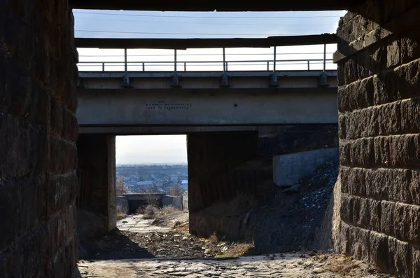 Resmi Bir Geçiş Köprüsü Yakın Görünümü Altında Gösterir — Stok fotoğraf
