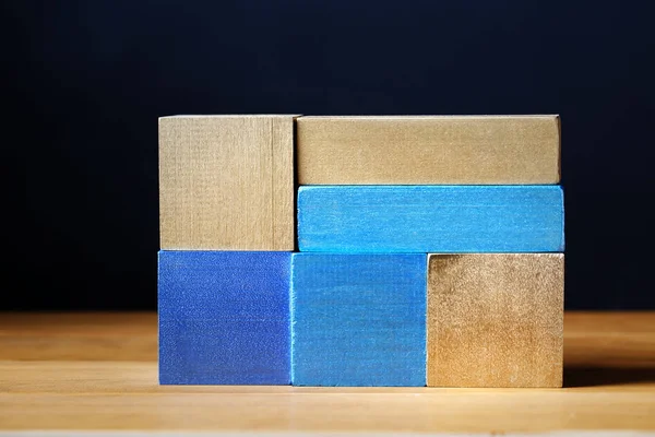 Giocattolo blu blocchi di legno pila astratta — Foto Stock