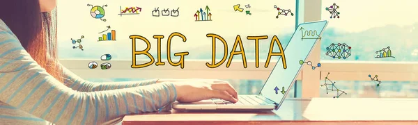 Big Data с женщиной, работающей на ноутбуке — стоковое фото