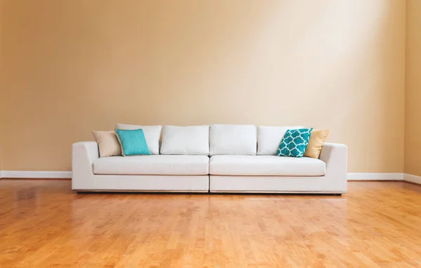 Fehér kanapén egy nagyméretű luxus otthon — Stock Fotó
