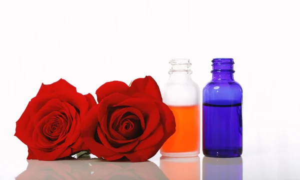Botellas de gotero con rosas —  Fotos de Stock