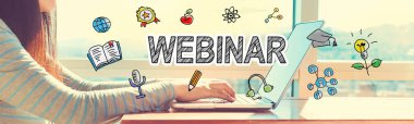 Bir dizüstü bilgisayarda çalışan kadın ile Webinar