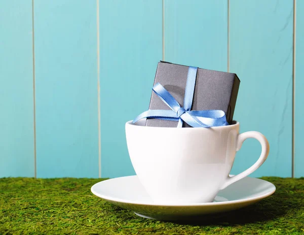 Kleine Geschenkbox mit Kaffeetasse — Stockfoto