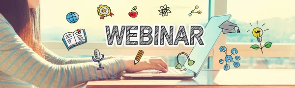 Webinar με γυναίκα που εργάζεται σε ένα φορητό υπολογιστή — Φωτογραφία Αρχείου