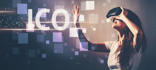 ICO con mujer usando un auricular de realidad virtual —  Fotos de Stock