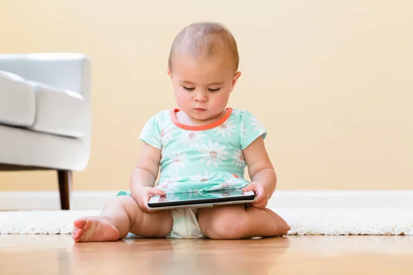 Ευχαρίστως toddler κορίτσι παίζει με το tablet — Φωτογραφία Αρχείου