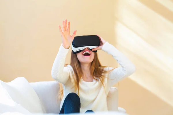 Mujer joven usando auriculares de realidad virtual —  Fotos de Stock