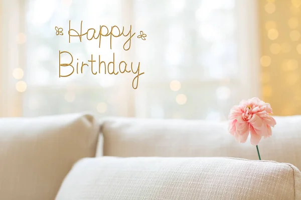 Сообщение на день рождения с цветами в гостиной диван — стоковое фото