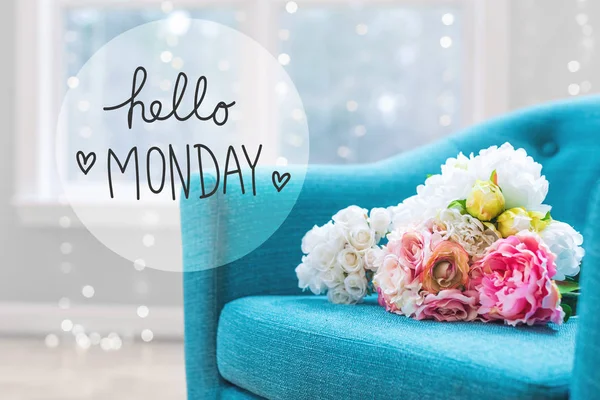 Olá segunda-feira mensagem com buquês de flores com cadeira — Fotografia de Stock