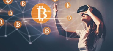 Bir sanal gerçeklik kulaklık kullanan kadın ile Bitcoin