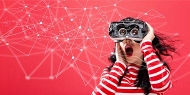 Bağlantıları olan bir sanal gerçeklik kulaklık kullanan kadın