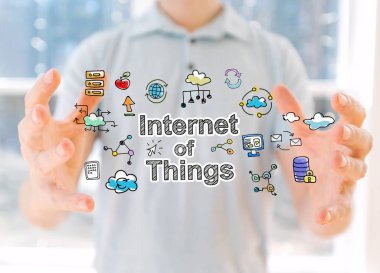 Internet of Things ellerini tutan adamla