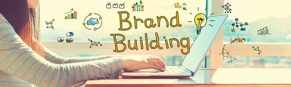 Brand Building com mulher trabalhando em um laptop — Fotografia de Stock
