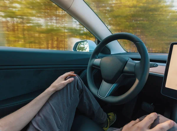 Persona que usa un coche en modo piloto automático — Foto de Stock