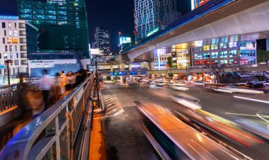 İnsanlar ve trafik Shibuya içinde Tokyo Japonya gece meşgul bir kavşak çapraz.