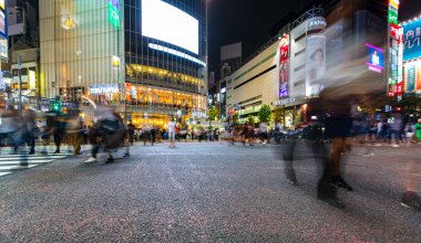 Kişi Shibuya Scramble yaya, dünyanın en yoğun kavşakları arası