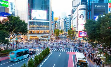 Kişi Shibuya içinde Tokyo, Japonya dünyanın en yoğun crosswalks biri ünlü Kavşağı arası.