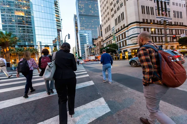 People cross a busy intersection in Downtown Los Angeles — Stock Photo, Image