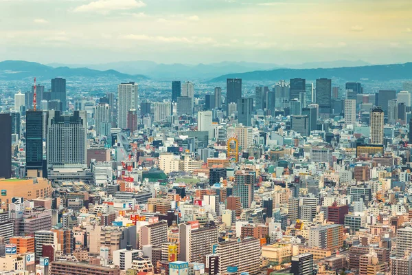 Uitzicht op het uitgestrekte stadsbeeld van Osaka, Japan — Stockfoto