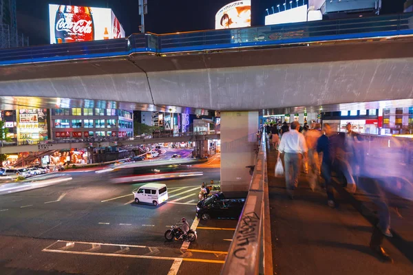 人と交通交差夜東京、渋谷の交差点. — ストック写真