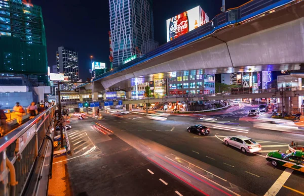 Osób i ruchu krzyż ruchliwym skrzyżowaniu w Shibuya, Tokio Japonia nocą. — Zdjęcie stockowe