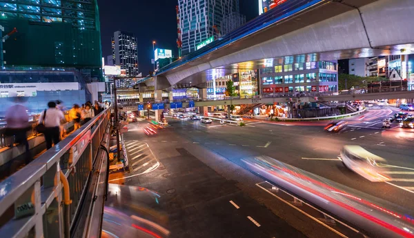 人们和交通穿过繁忙的十字路口在涩谷, 日本东京在晚上. — 图库照片