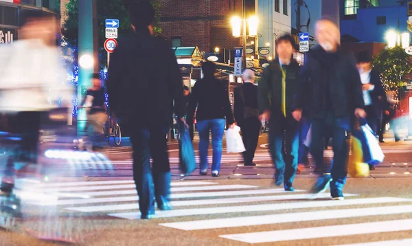 人々 は松山市で交差点を渡る — ストック写真