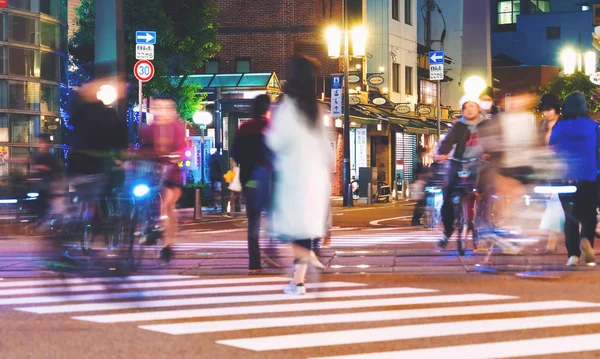 人々 は松山市で交差点を渡る — ストック写真
