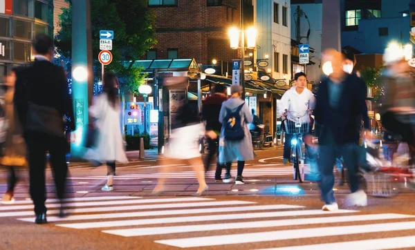 人々 は松山市で交差点を渡る — ストック写真