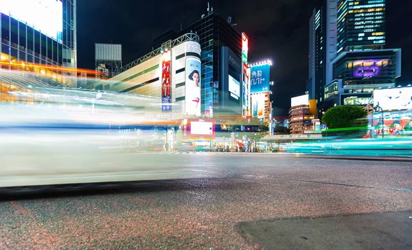 Provoz překračuje Shibuya Scramble přechod pro chodce, jedné z nejrušnějších křižovatek na světě — Stock fotografie