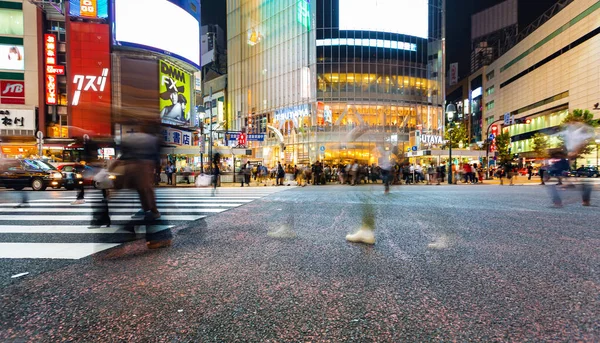 People cross the Shibuya Scramble crosswalk, one of the busiest intersections in the world — Stock Photo, Image